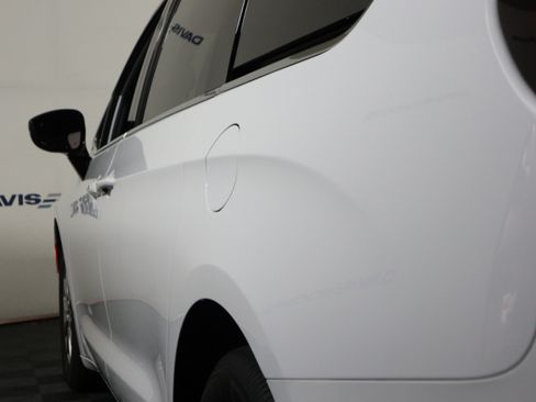 Used 2025 Chrysler Pacifica Select FWD image 10