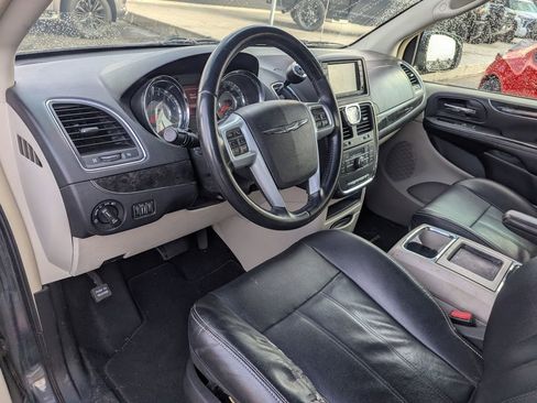 Used 2014 Chrysler Town & Country Touring image 14