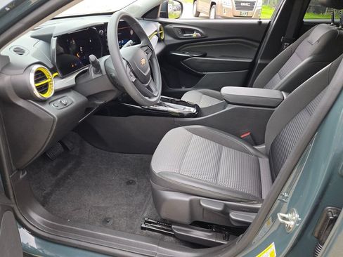 Used 2025 Chevrolet Trax LT FWD image 21