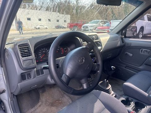 Used 2001 Nissan Frontier XE image 9
