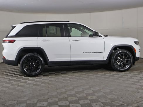 Used 2024 Jeep Grand Cherokee Altitude image 16