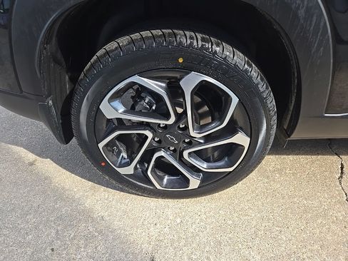 Used 2025 Chevrolet Trax RS w/ Sunroof Package FWD image 24