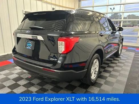 Used 2023 Ford Explorer XLT AWD/4WD image 3