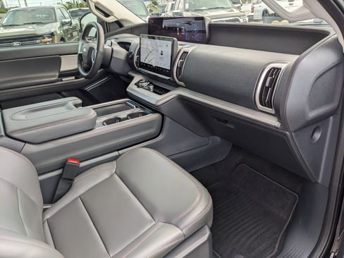 Used 2025 Ford Expedition Active image 13