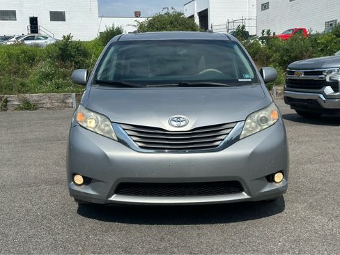 Used 2012 Toyota Sienna XLE FWD image 3
