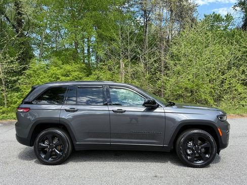 Used 2025 Jeep Grand Cherokee Limited w/ Luxury Tech Group II image 5