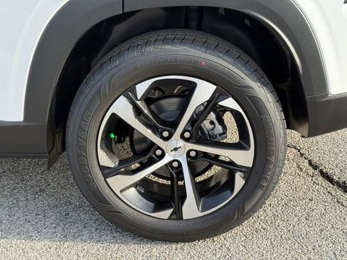 New 2026 Chevrolet Trax RS w/ Sunroof Package FWD image 4