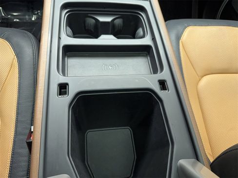 Used 2024 Land Rover Defender 130 X-Dynamic SE image 46