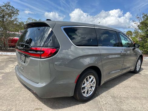 New 2025 Chrysler Pacifica Select image 3