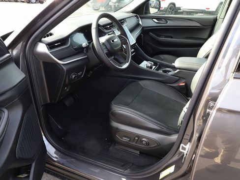 New 2025 Jeep Grand Cherokee Altitude image 9