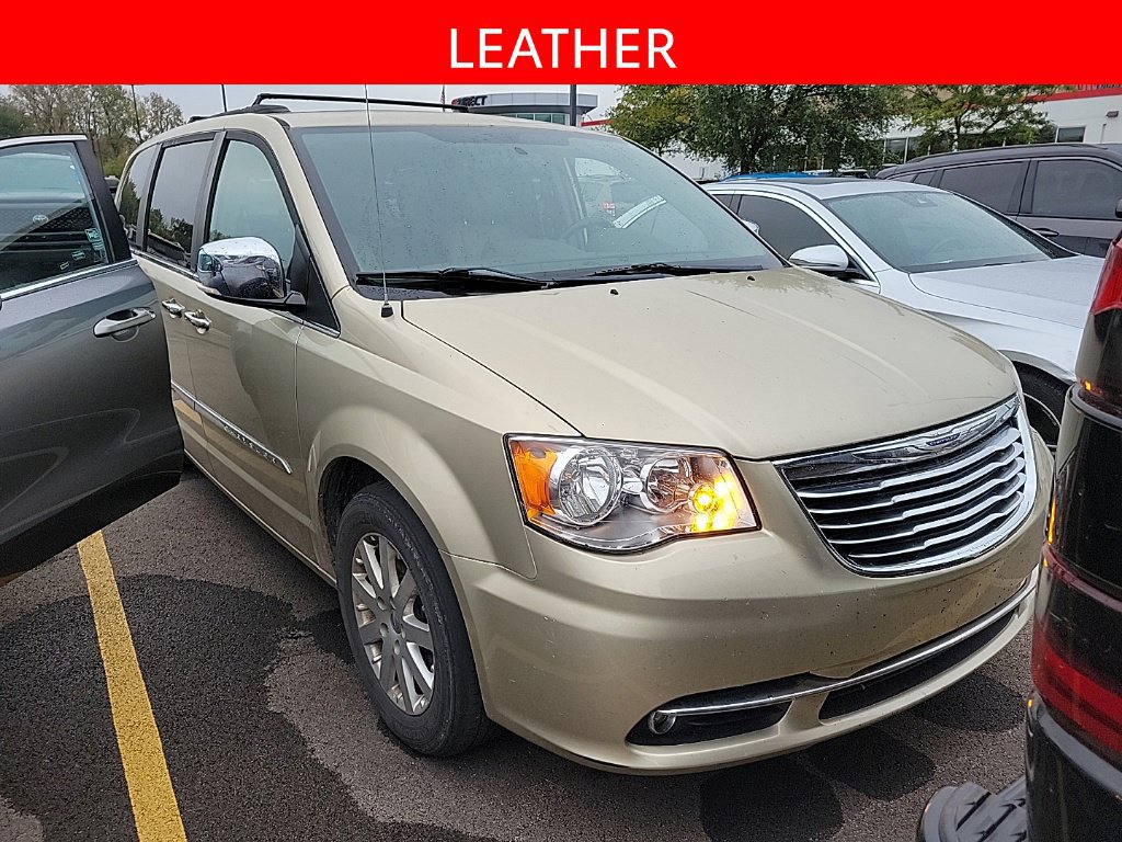 Used 2012 Chrysler Town & Country Touring-L w/ Driver Convenience Group FWD image 3