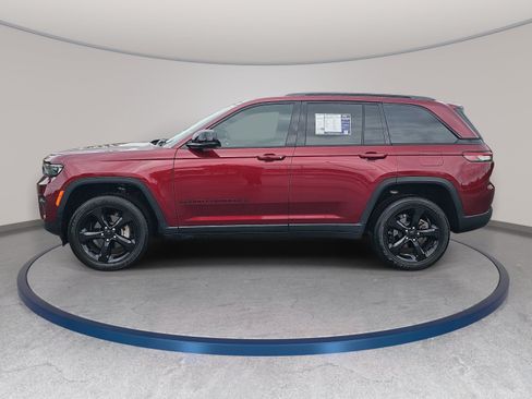 Used 2024 Jeep Grand Cherokee Altitude AWD/4WD image 8