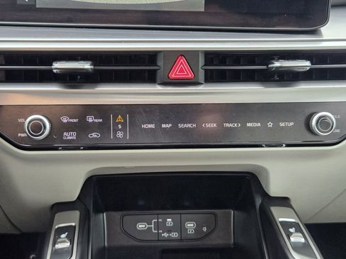 Certified 2025 Kia Sorento EX image 17