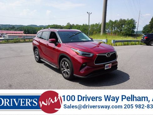 Used 2021 Toyota Highlander XLE FWD image 1