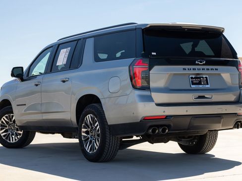 Used 2025 Chevrolet Suburban Z71 image 5