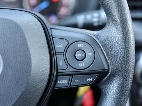 Used 2022 Toyota RAV4 LE image 40