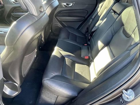Used 2024 Volvo XC60 B5 Plus image 11