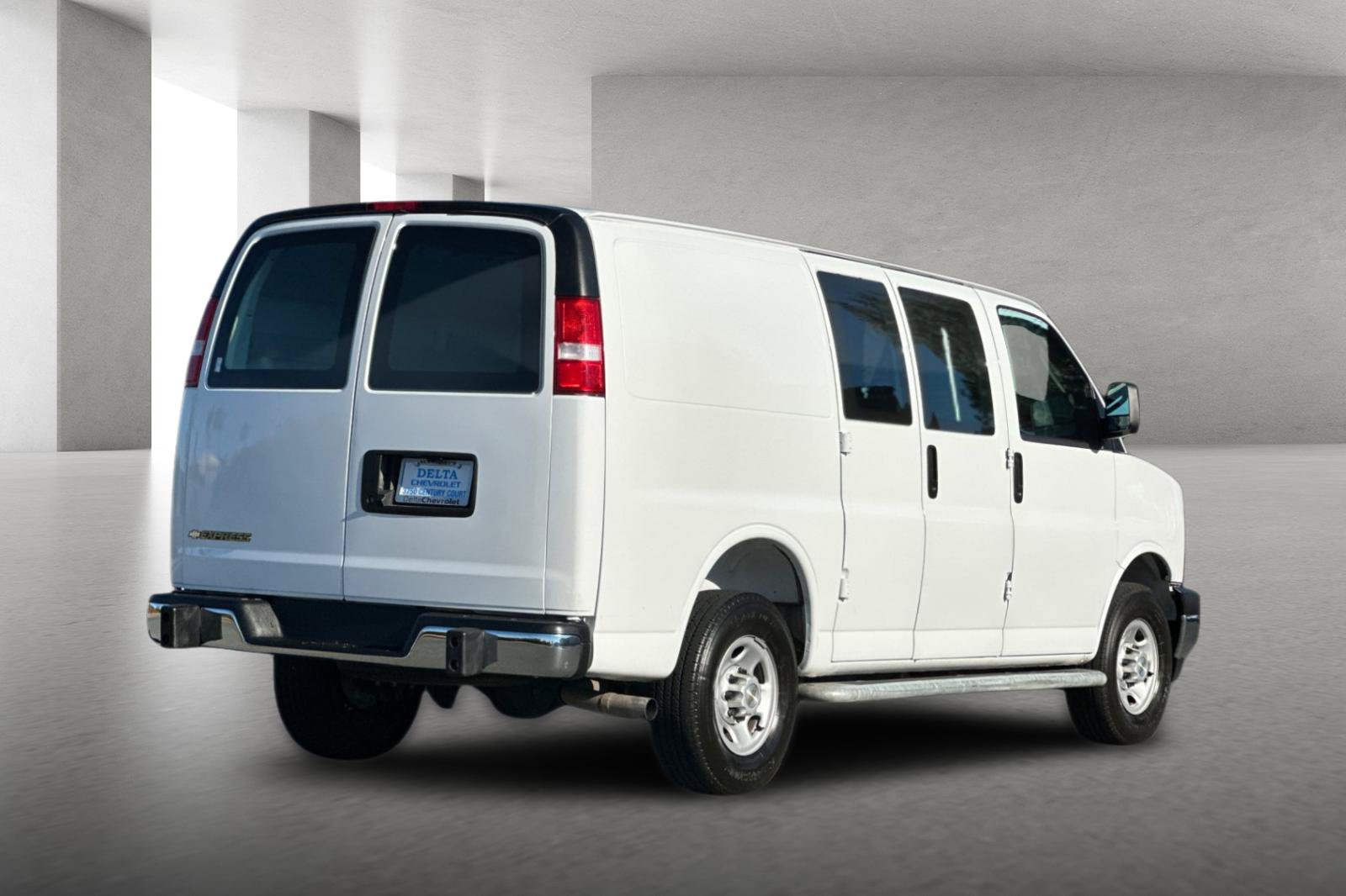 Used 2025 Chevrolet Express 2500 w/ Driver Convenience Package RWD image 4