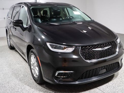 Used 2023 Chrysler Pacifica Touring-L FWD image 5
