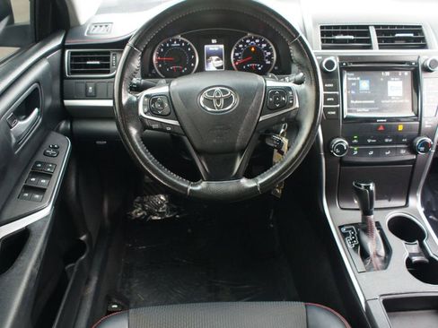 Used 2016 Toyota Camry SE image 5