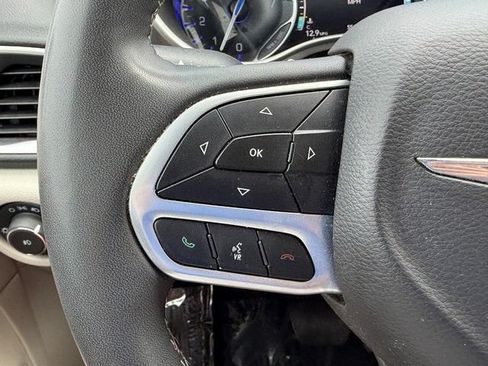 Used 2024 Chrysler Pacifica Touring-L FWD image 20