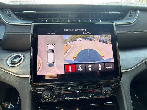 Used 2024 Jeep Grand Cherokee Limited w/ Luxury Tech Group II image 33