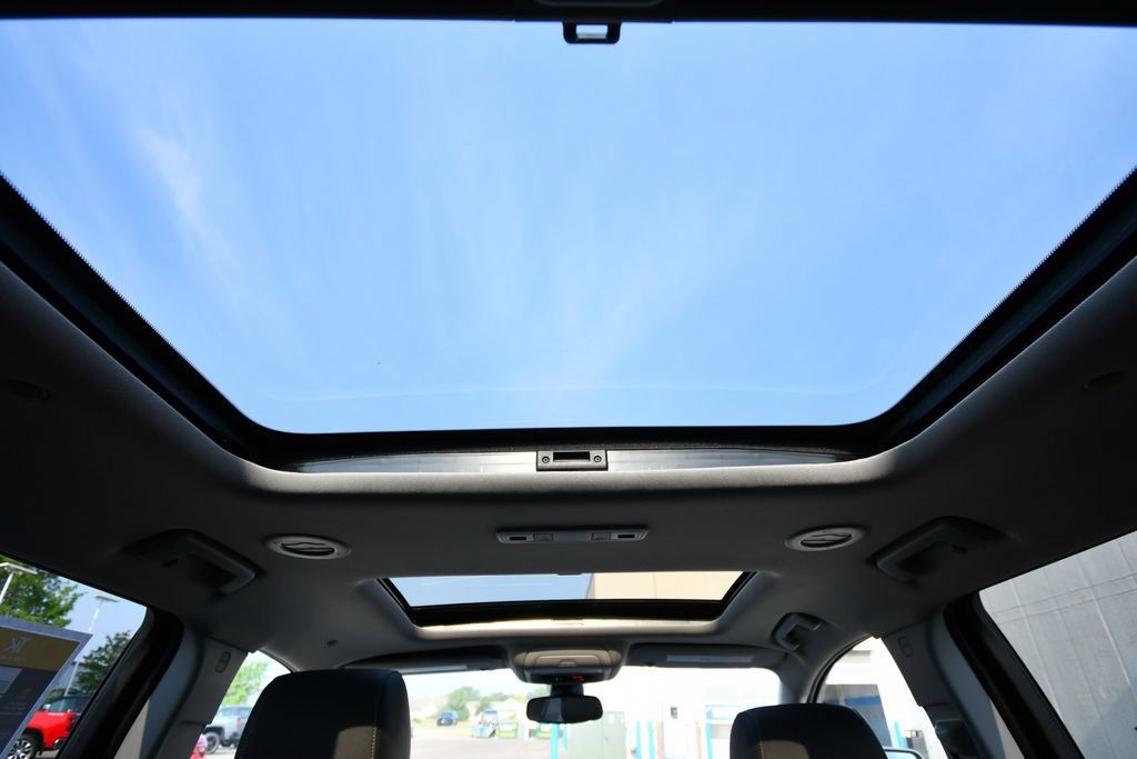 Used 2023 GMC Acadia SLT AWD/4WD image 19