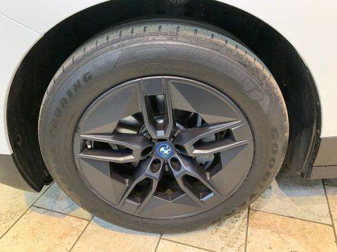 Used 2023 BMW iX xDrive50 w/ Premium Package AWD/4WD image 15