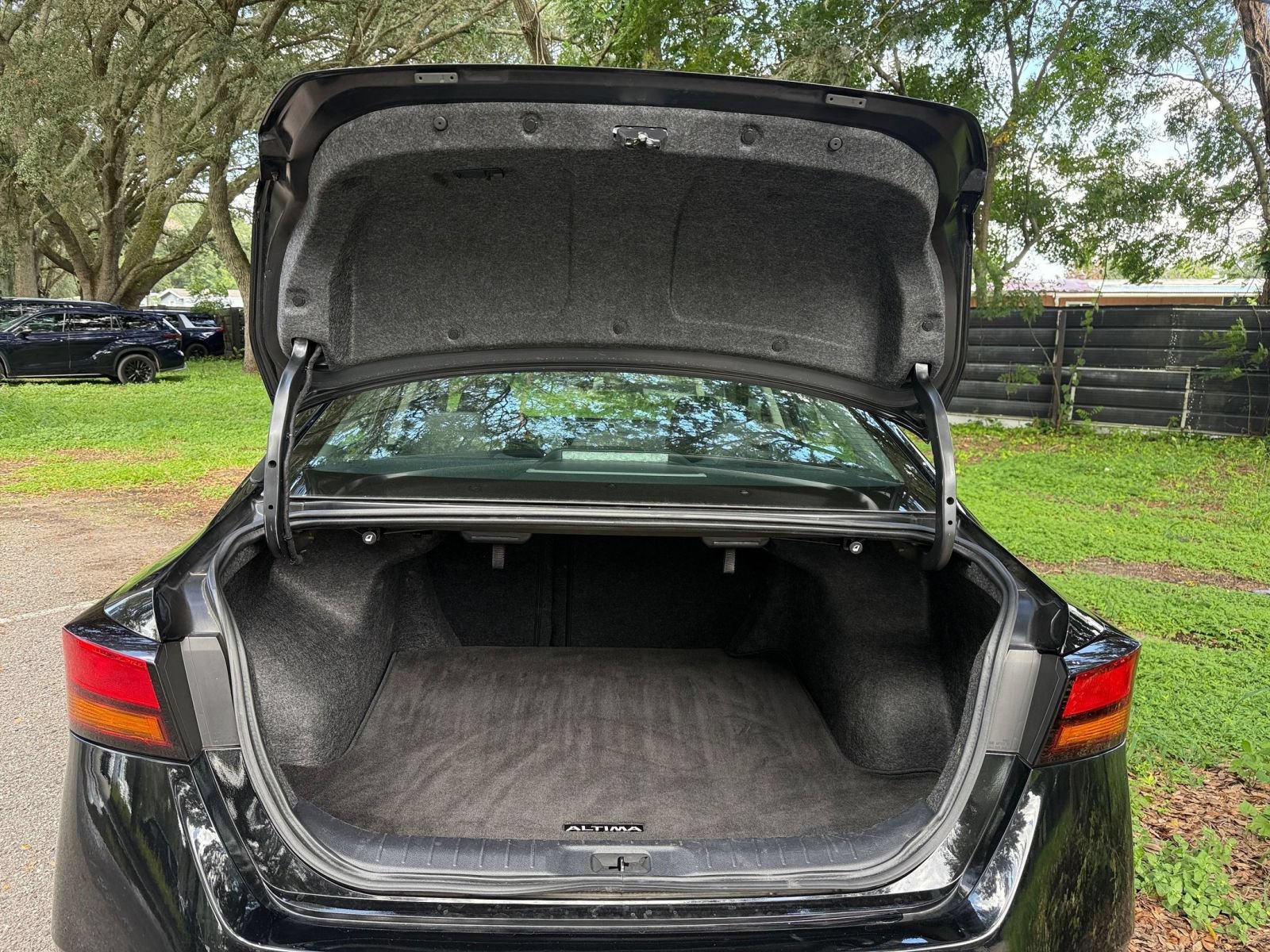 Used 2025 Nissan Altima 2.5 SV FWD image 27