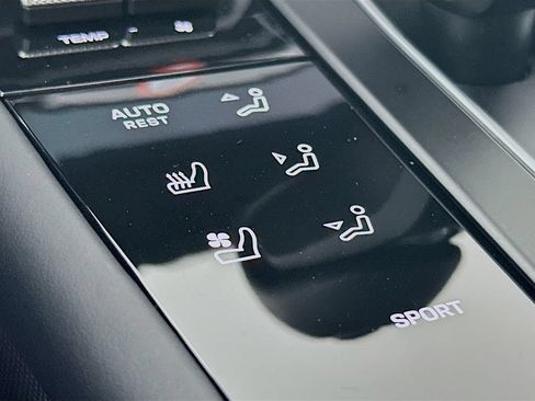 Certified 2025 Porsche Macan AWD/4WD image 23