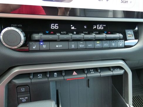 Used 2025 Toyota Tundra Limited w/ TRD Off-Road Package AWD/4WD image 31