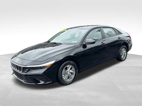 Used 2026 Hyundai Elantra SE FWD image 3