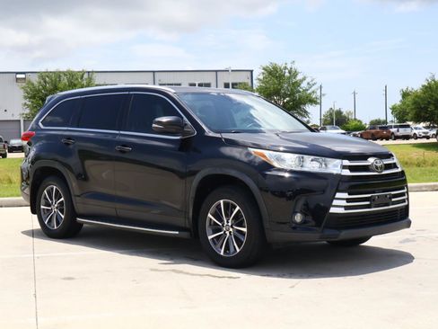Used 2019 Toyota Highlander XLE FWD image 6