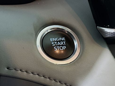 Used 2024 Toyota Highlander Platinum FWD image 19