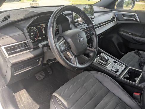 Used 2024 Mitsubishi Outlander SE Black Edition FWD image 15