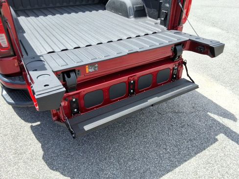 Certified 2025 GMC Sierra 1500 AT4 w/ AT4 Premium Package AWD/4WD image 17