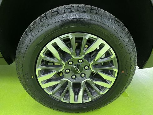 Used 2025 Chevrolet Suburban Z71 image 14