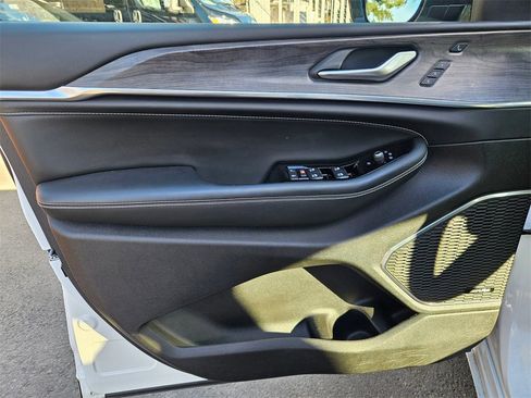 Used 2024 Jeep Grand Cherokee L Overland w/ Advanced Protech Group III image 10