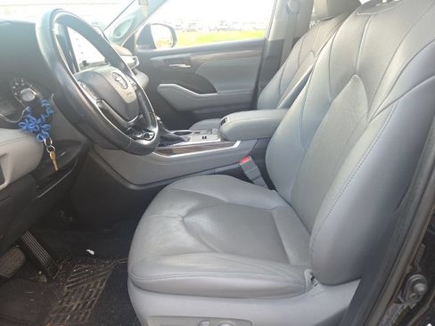 Used 2021 Toyota Highlander Limited FWD image 17