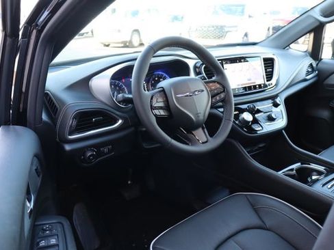 New 2026 Chrysler Pacifica Limited FWD image 16