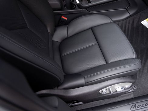 Used 2025 Porsche Macan image 34