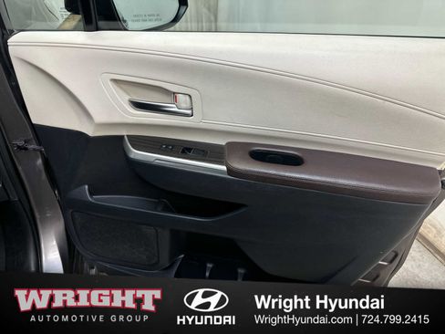 Used 2021 Toyota Sienna Platinum image 17
