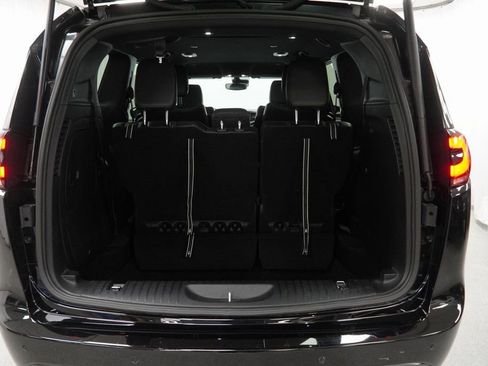 Certified 2024 Chrysler Pacifica Limited image 40