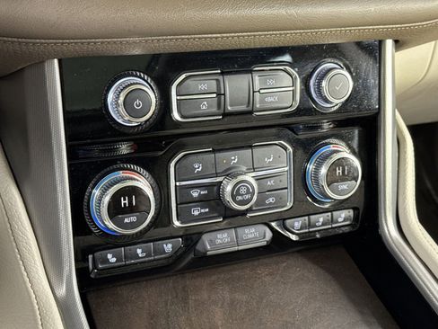 Used 2021 GMC Yukon XL Denali w/ Denali Premium Package image 25
