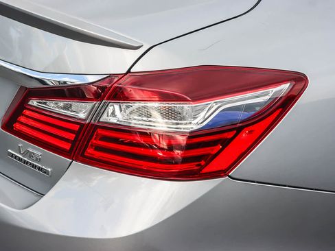 Used 2017 Honda Accord Touring image 7