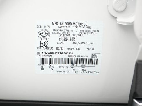 Certified 2025 Ford Explorer Platinum w/ Ultimate Package AWD/4WD image 30