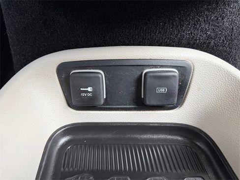 Used 2020 Chrysler Voyager Lxi image 25