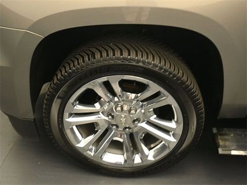Used 2019 Chevrolet Suburban Premier w/ Premier Plus Edition image 17