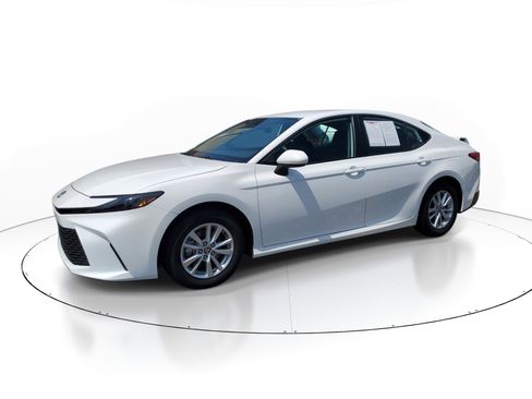 Used 2025 Toyota Camry LE FWD image 3