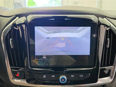 Used 2022 Chevrolet Traverse LT FWD image 18